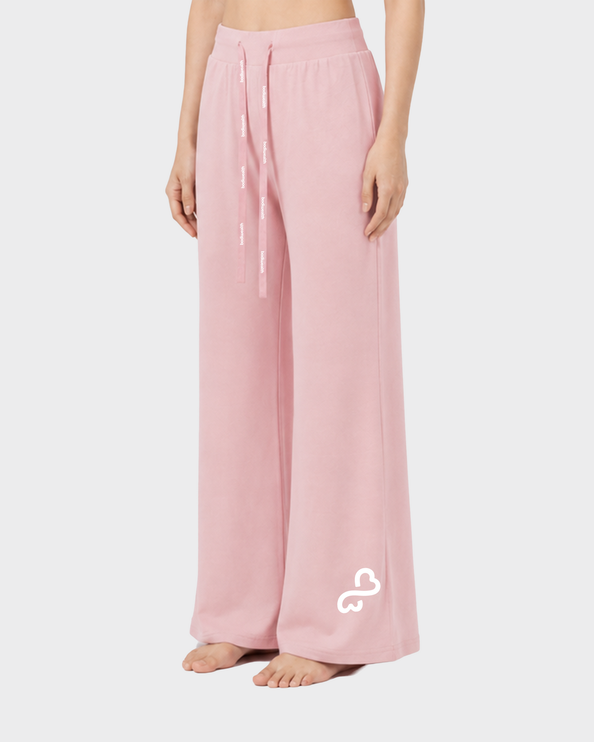 Bodiwealth Light Pink panelled casual sports pants, Model three-quarter